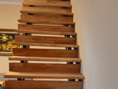 Shkalle druri te punuara ne menyre artizanale Shkalle druri te punuara ne menyre artizanale